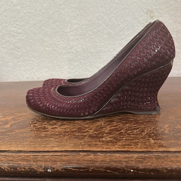 Bottega Veneta burgundy wedge heels.  Patent leather with embroidery chevron. - Picture 2 of 6